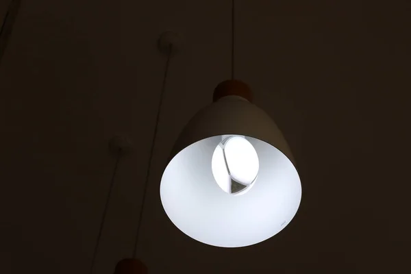 Потолочная Лампа Освещения Комнаты Ночью — стоковое фото
