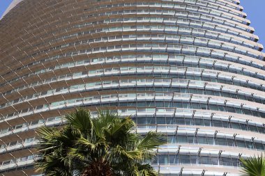 Modern mimarinin soyut bir parçası, cam ve beton duvarlar.