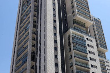 Modern mimarinin soyut bir parçası, cam ve beton duvarlar.