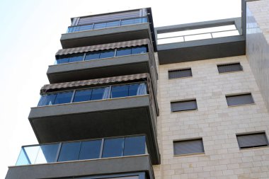 Modern mimarinin soyut bir parçası, cam ve beton duvarlar.