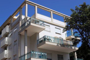 Modern mimarinin soyut bir parçası, cam ve beton duvarlar.