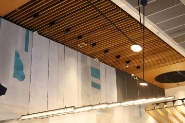 Modern mimarinin soyut bir parçası, cam ve beton duvarlar.