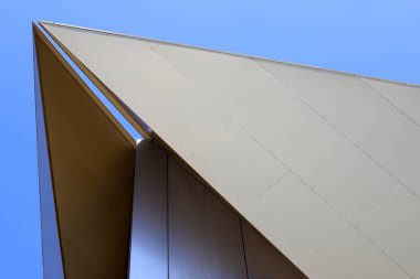 Modern mimarinin soyut bir parçası, cam ve beton duvarlar.