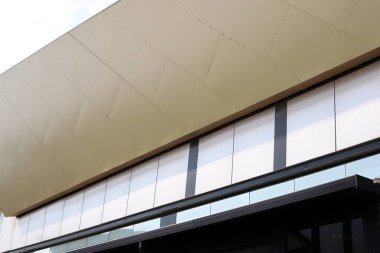 Modern mimarinin soyut bir parçası, cam ve beton duvarlar.