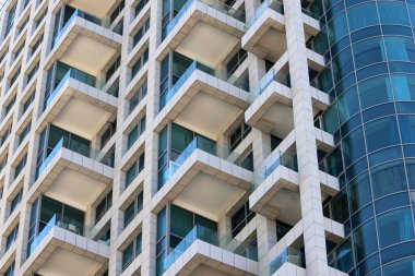 Modern mimarinin soyut bir parçası, cam ve beton duvarlar.