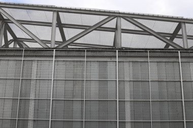 Modern mimarinin soyut bir parçası, cam ve beton duvarlar.