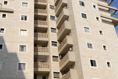 Modern mimarinin soyut bir parçası, cam ve beton duvarlar.