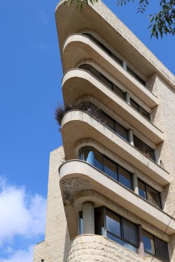 Modern mimarinin soyut bir parçası, cam ve beton duvarlar.