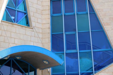 Modern mimarinin soyut bir parçası, cam ve beton duvarlar.