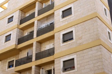 Modern mimarinin soyut bir parçası, cam ve beton duvarlar.