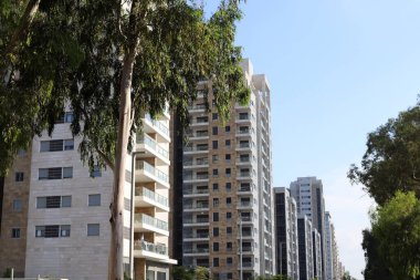 Modern mimarinin soyut bir parçası, cam ve beton duvarlar.