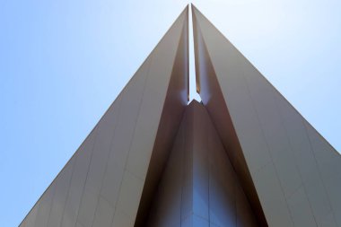 Modern mimarinin soyut bir parçası, cam ve beton duvarlar.