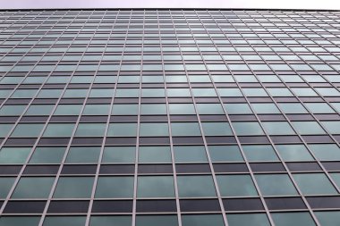 Modern mimarinin soyut bir parçası, cam ve beton duvarlar.