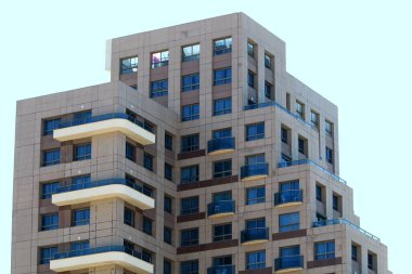 Modern mimarinin soyut bir parçası, cam ve beton duvarlar.