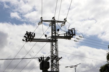 Yalıtkan kabloları olan elektrik direği..