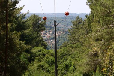 Yalıtkan kabloları olan elektrik direği..