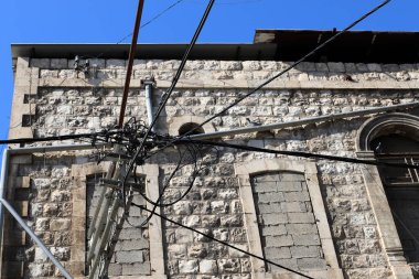 Yalıtkan kabloları olan elektrik direği..