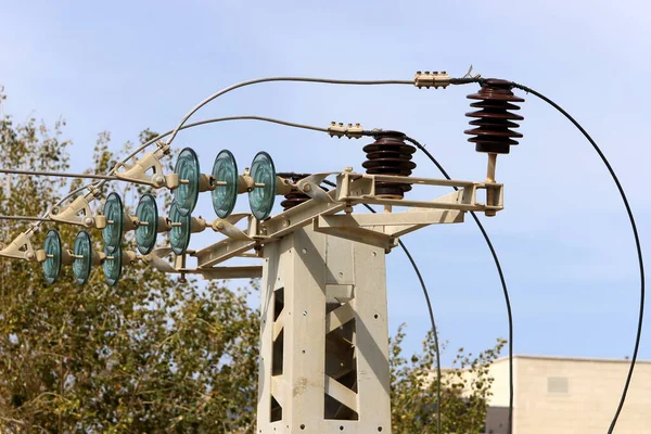Elektryczny Biegun Przewodami Przewodowymi Izolatorach — Zdjęcie stockowe