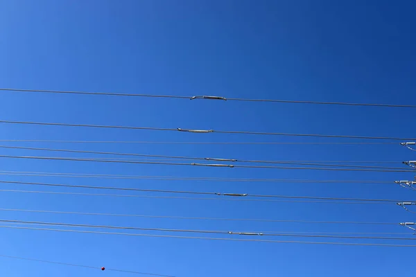 Yalıtkan Kabloları Olan Elektrik Direği — Stok fotoğraf