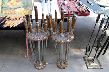 Eski ve antika eşyalar İsrail 'de bir bit pazarında satılıyor..