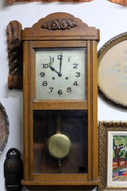 Eski ve antika eşyalar İsrail 'de bir bit pazarında satılıyor..