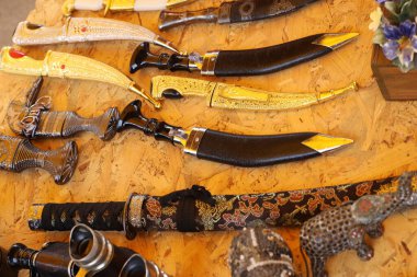 Eski ve antika eşyalar İsrail 'de bir bit pazarında satılıyor..