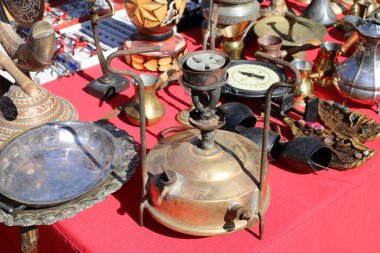 Eski ve antika eşyalar İsrail 'de bir bit pazarında satılıyor..