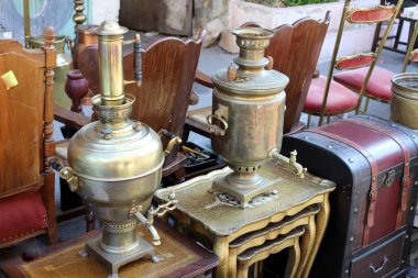 Eski ve antika eşyalar İsrail 'de bir bit pazarında satılıyor..