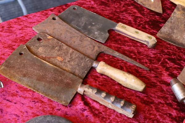 Eski ve antika eşyalar İsrail 'de bir bit pazarında satılıyor..