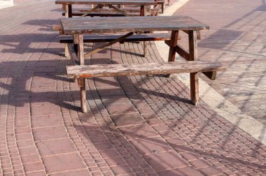 Akdeniz kıyısındaki bir şehir parkında dinlenmek için bankta..