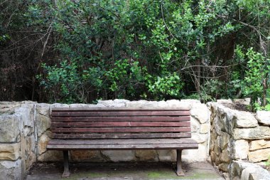 Akdeniz kıyısındaki bir şehir parkında dinlenmek için bankta..