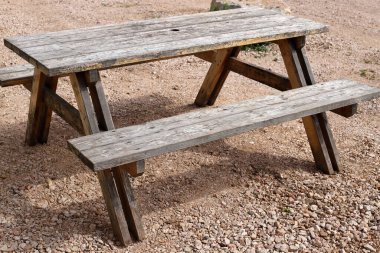 Akdeniz kıyısındaki bir şehir parkında dinlenmek için bankta..