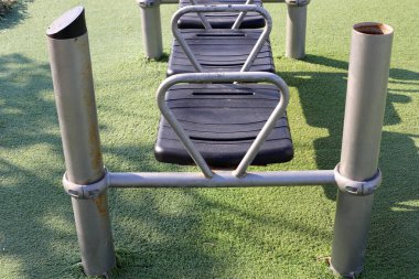 Akdeniz kıyısındaki bir şehir parkında dinlenmek için bankta..