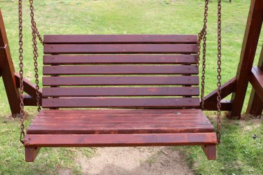 Akdeniz kıyısındaki bir şehir parkında dinlenmek için bankta..