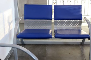 Akdeniz kıyısındaki bir şehir parkında dinlenmek için bankta..
