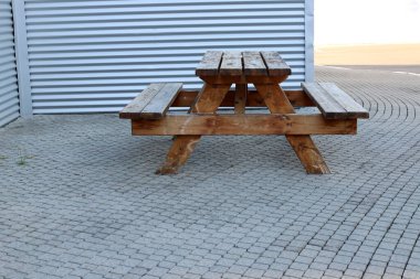 Akdeniz kıyısındaki bir şehir parkında dinlenmek için bankta..