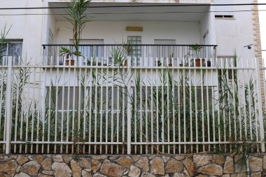 Konut binasının dış cephesinin balkonunda..