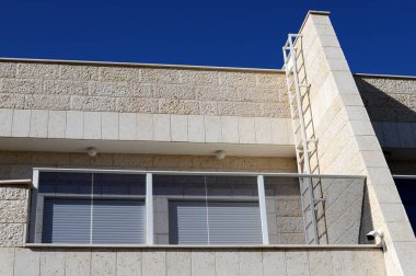 Konut binasının dış cephesinin balkonunda..