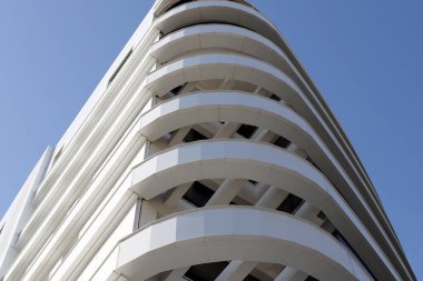 Konut binasının dış cephesinin balkonunda..