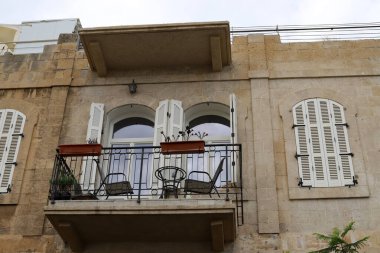 Konut binasının dış cephesinin balkonunda..