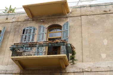 Konut binasının dış cephesinin balkonunda..
