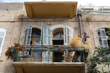 Konut binasının dış cephesinin balkonunda..