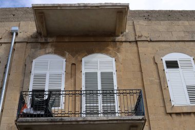 Konut binasının dış cephesinin balkonunda..