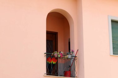 Konut binasının dış cephesinin balkonunda..