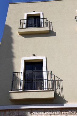 Konut binasının dış cephesinin balkonunda..