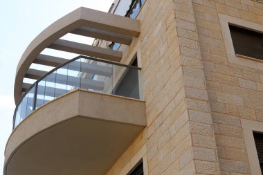 Konut binasının dış cephesinin balkonunda..