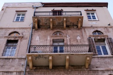 Konut binasının dış cephesinin balkonunda..