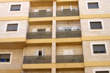 Konut binasının dış cephesinin balkonunda..