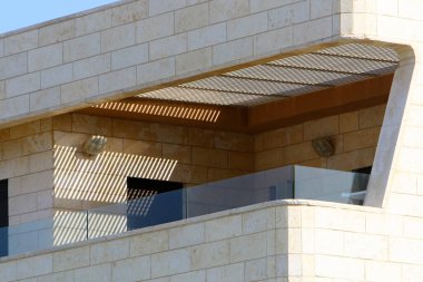 Konut binasının dış cephesinin balkonunda..