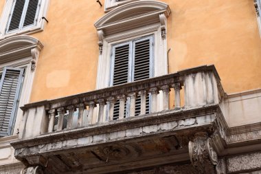 Konut binasının dış cephesinin balkonunda..